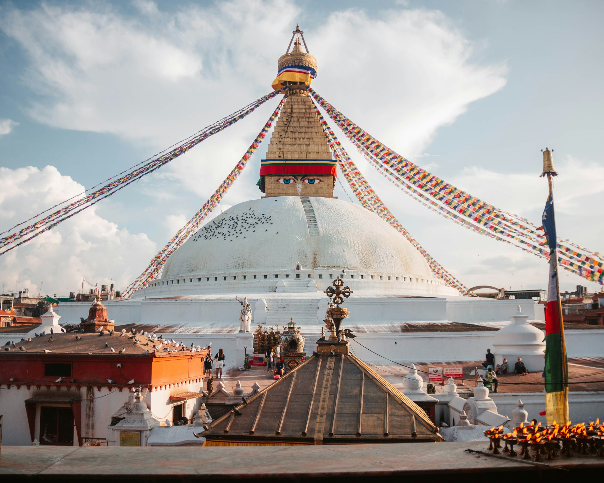 La estupa de Boudhanath, en Nepal, bajo un cielo de banderas de oración