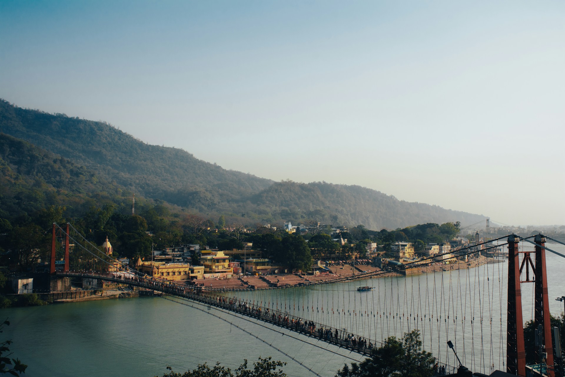 El Ganges atraviesa Rishikesh entre montañas